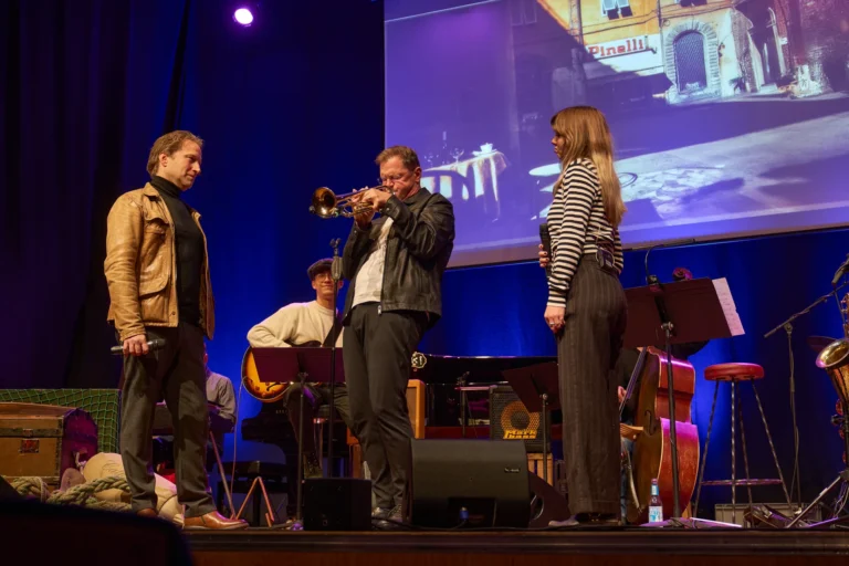Szene aus „Chet On The Beach“ auf der Bühne mit Trompeter und Ensemble