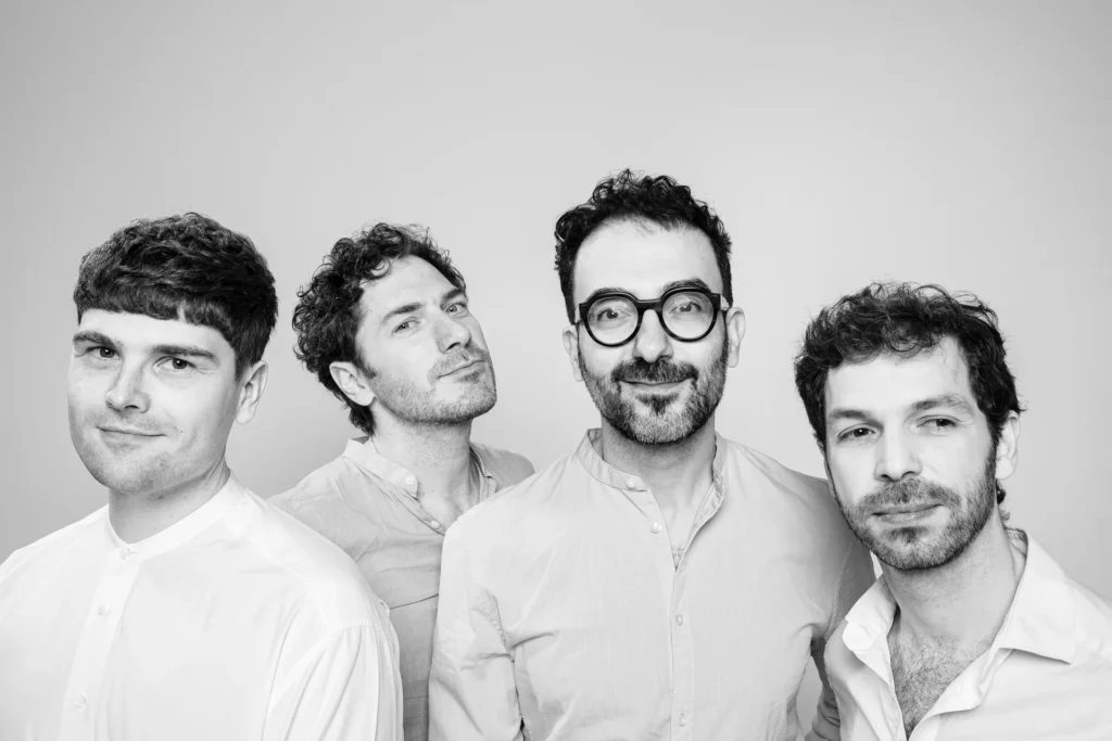 Die vier Musiker von MASAA, Bandfoto in Schwarz-Weiß