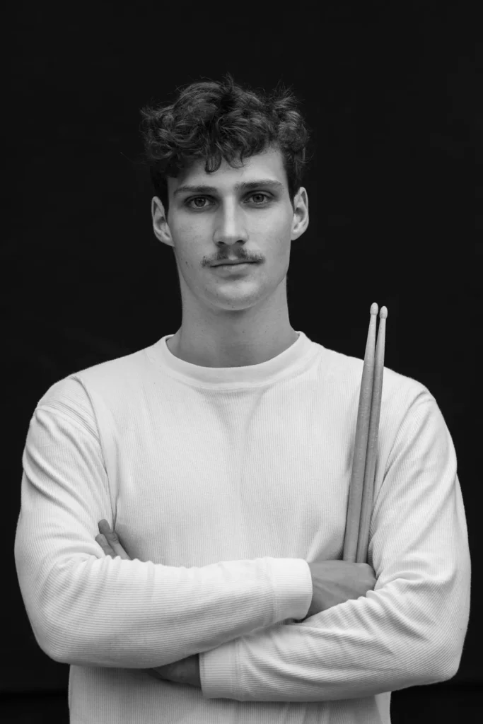 Schlagzeuger Valentin Steinle mit Drumsticks, Schwarz-Weiß-Porträt