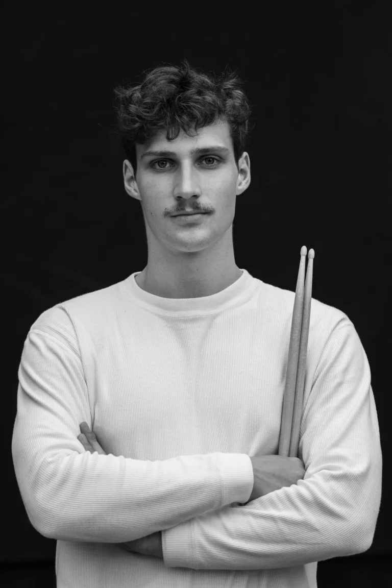 Schlagzeuger Valentin Steinle mit Drumsticks, Schwarz-Weiß-Porträt