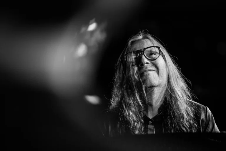 Pianist Vladyslav Sendecki im Bühnenlicht